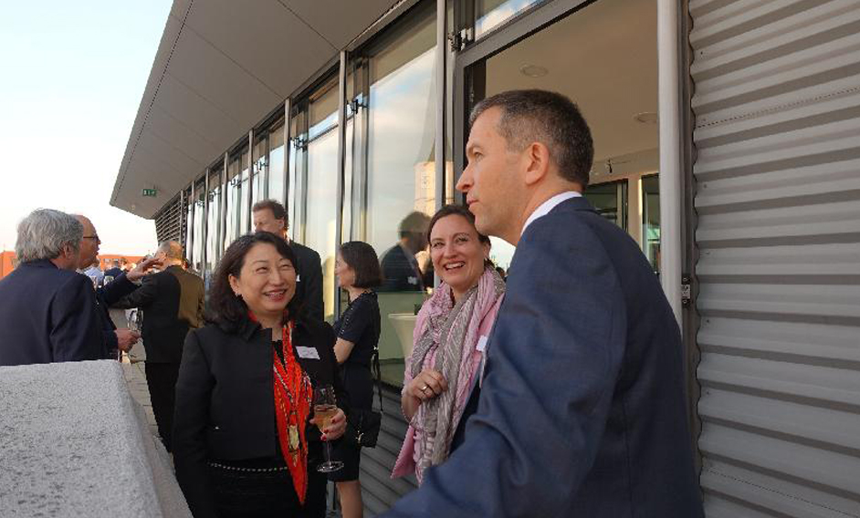 The Secretary for Justice, Ms Teresa Cheng, SC, attended the Vis Moot reception in Vienna, Austria, yesterday (April 17, Vienna time). Photo shows Ms Cheng (first left) chatting with guests.