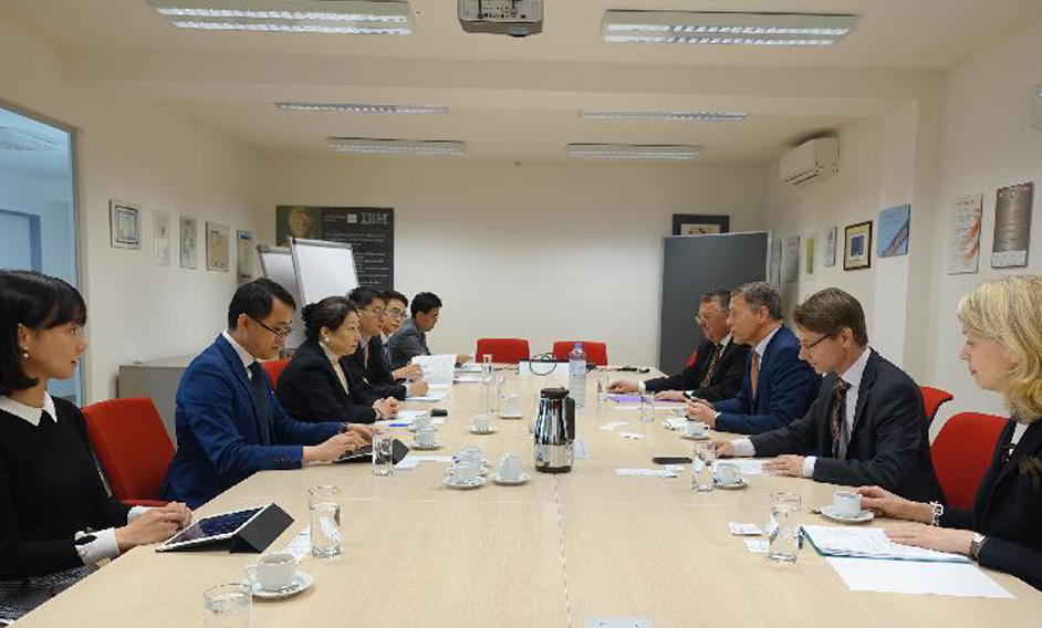 The Secretary for Justice, Ms Teresa Cheng, SC (third left), meets with the Secretary General of the Federal Ministry of Constitutional Affairs, Reforms, Deregulation and Justice of Austria, Mr Christian Pilnacek (third right) in Vienna, Austria, today (April 18, Vienna time).