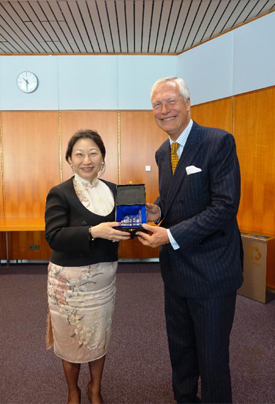 The Secretary for Justice, Ms Teresa Cheng, SC (left), exchanges souvenirs with the President of the Vienna International Arbitral Centre, Dr Gunther Horvath, after a meeting in Vienna, Austria, today (April 18, Vienna time).