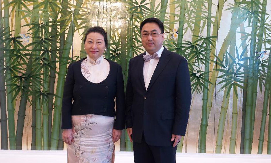 律政司司长郑若骅资深大律师（左）今日（维也纳时间四月十八日）在奥地利维也纳拜会中国常驻维也纳联合国和其他国际组织代表、特命全权大使王群。