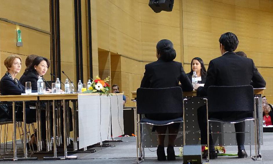 律政司司長鄭若驊資深大律師（左二）今日（維也納時間四月十八日）在奧地利維也納出席第二十六屆國際模擬法庭比賽（Vis Moot）決賽，並獲邀出任決賽的評判。