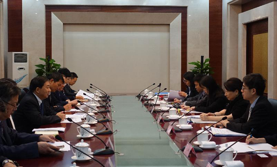 律政司司长郑若骅资深大律师（右二）今日（七月十八日）在北京展开访问行程，上午与司法部副部长熊选国（左二）会面。
