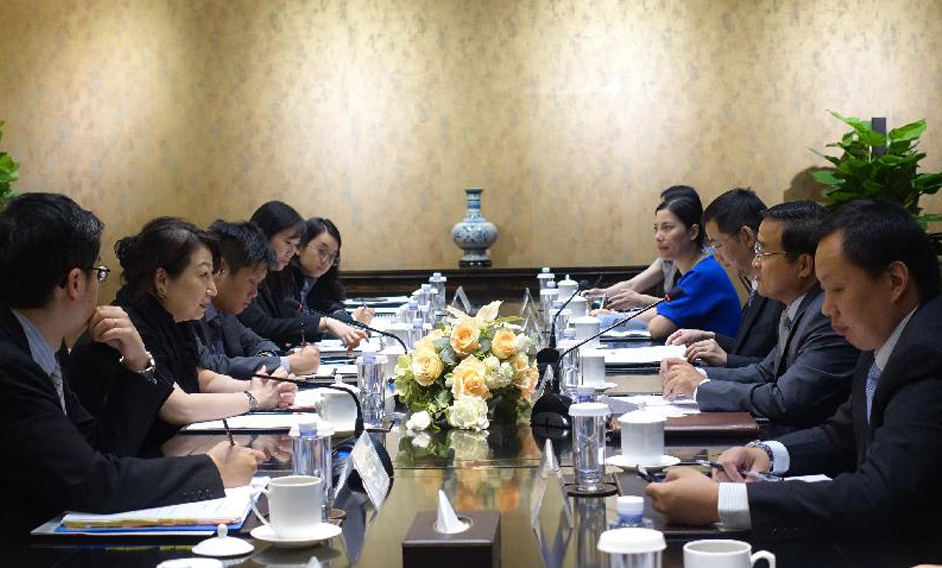 律政司司长郑若骅资深大律师（左二）今日（七月十八日）在北京与外交部条约法律司司长贾桂德（右二）会面。
