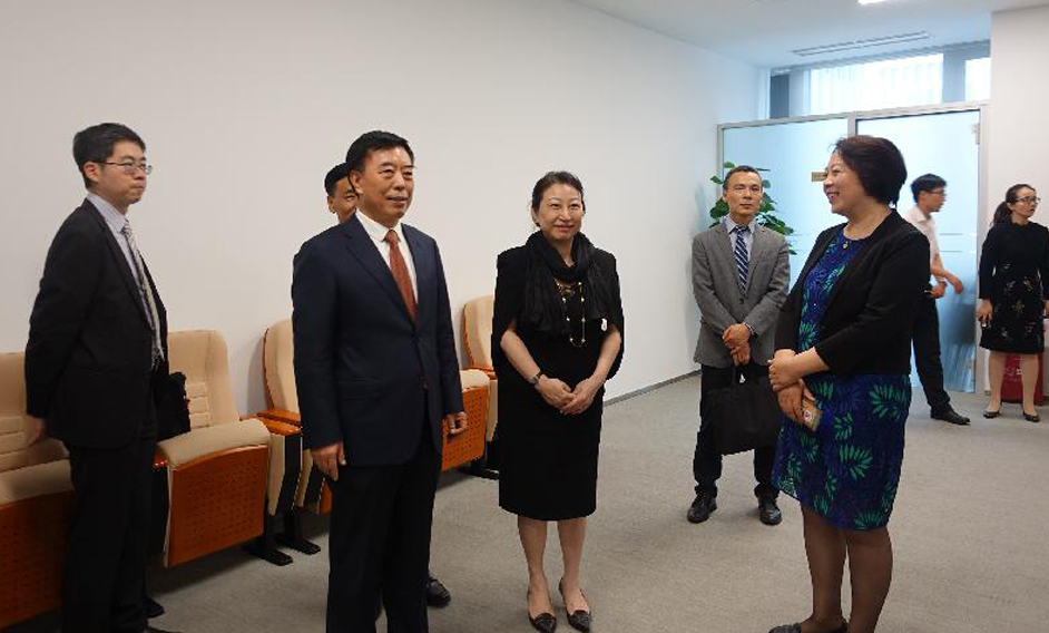 The Secretary for Justice, Ms Teresa Cheng, SC (third left), accompanied by the Vice-president of the Supreme People's Court, Mr Yang Wanming (second left), tours the Beijing Internet Court in Beijing today (July 18).