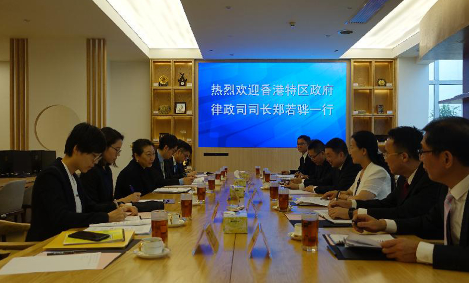 律政司司长郑若骅资深大律师（左三）今日（七月二十五日）在广州与广东省高级人民法院院长龚稼立（右四）会面。