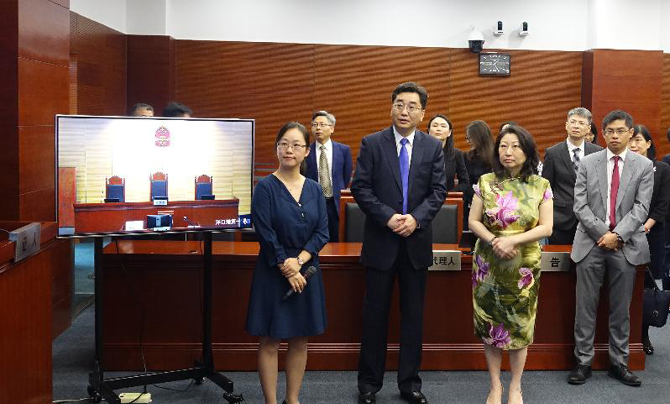 律政司司长郑若骅资深大律师（前排右二）今日（八月十九日）在上海海事法院院长汪彤（前排左二）陪同下，与香港法律和争议解决业界人士参观上海海事法院。
