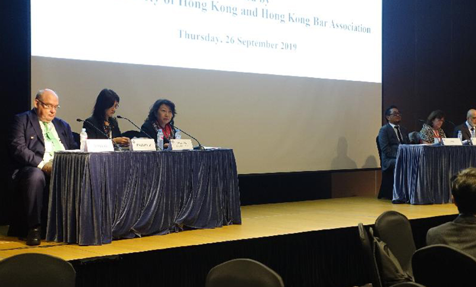The Secretary for Justice, Ms Teresa Cheng, SC (third left), delivers a speech on “Hong Kong's Unique Role as an International Legal Hub under 'One Country, Two Systems'” at a breakfast session hosted by the Law Society of Hong Kong and the Hong Kong Bar Association during the Annual Conference of the International Bar Association in Seoul, Korea this morning (September 26).