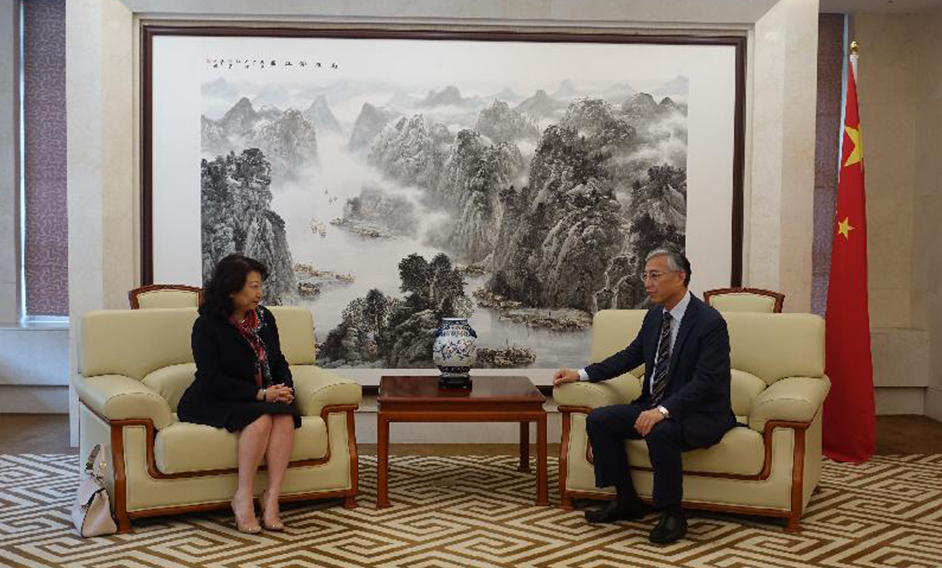The Secretary for Justice, Ms Teresa Cheng, SC (left), calls on the Chinese Ambassador to the Republic of Korea, Mr Qiu Guohong (right), in Seoul, Korea, this afternoon (September 26).