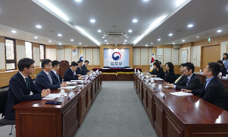 律政司司長鄭若驊資深大律師（右四）今日（九月二十五日）在韓國首爾展開訪問行程。圖示鄭若驊與韓國法務部次官金浯洙（左四）會面。