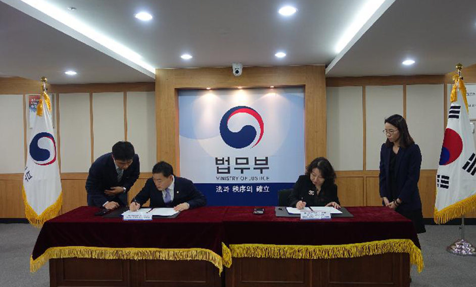 律政司司長鄭若驊資深大律師（右二）今日（九月二十五日）在韓國首爾與韓國法務部次官金浯洙（左二）簽署合作備忘錄，加強兩地在避免及解決爭議相關事宜上的溝通、交流和合作。
