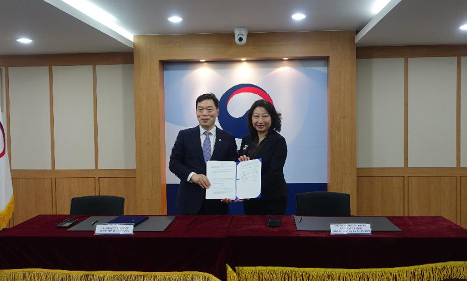 The Secretary for Justice, Ms Teresa Cheng, SC (right), is pictured with the Vice Minister of Justice of Korea, Mr Kim Osu (left), in Seoul, Korea, today (September 25) after signing a Memorandum of Co-operation to strengthen communication, collaboration and co-operation between Hong Kong and Korea on issues relating to dispute avoidance and resolution.