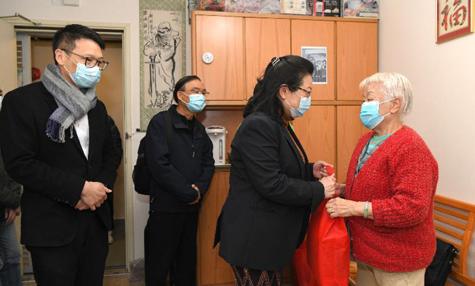 SJ participates in distribution of surgical masks to elderly