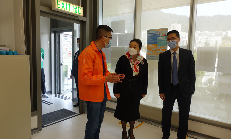 The Secretary for Justice, Ms Teresa Cheng, SC (centre), and the Secretary for Education, Mr Kevin Yeung (right), today (March 17) visited the Community Vaccination Centre at Education Bureau Kowloon Tong Education Services Centre to inspect its operation.