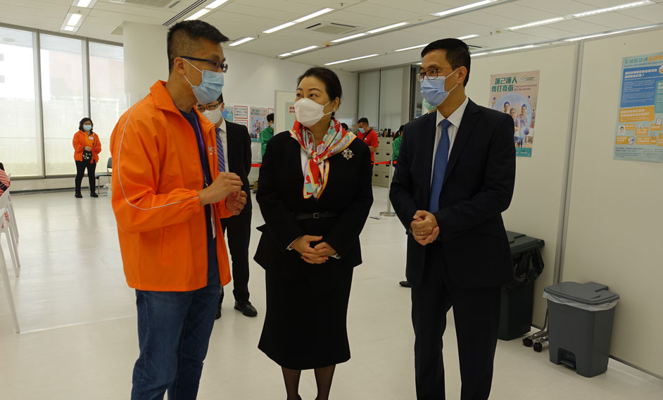The Secretary for Justice, Ms Teresa Cheng, SC, and the Secretary for Education, Mr Kevin Yeung, today (March 17) visited the Community Vaccination Centre at Education Bureau Kowloon Tong Education Services Centre. Photo shows Ms Cheng (centre) and Mr Yeung (right) being briefed by the centre supervisor on the operation of the centre.
