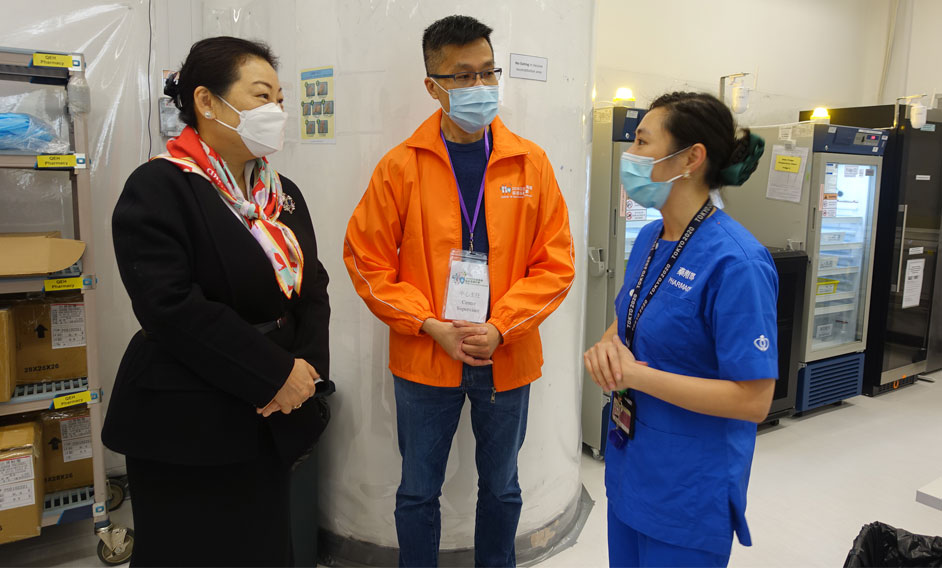The Secretary for Justice, Ms Teresa Cheng, SC, and the Secretary for Education, Mr Kevin Yeung, today (March 17) visited the Community Vaccination Centre at Education Bureau Kowloon Tong Education Services Centre. Photo shows Ms Cheng (left) chatting with a staff member to learn about her work.