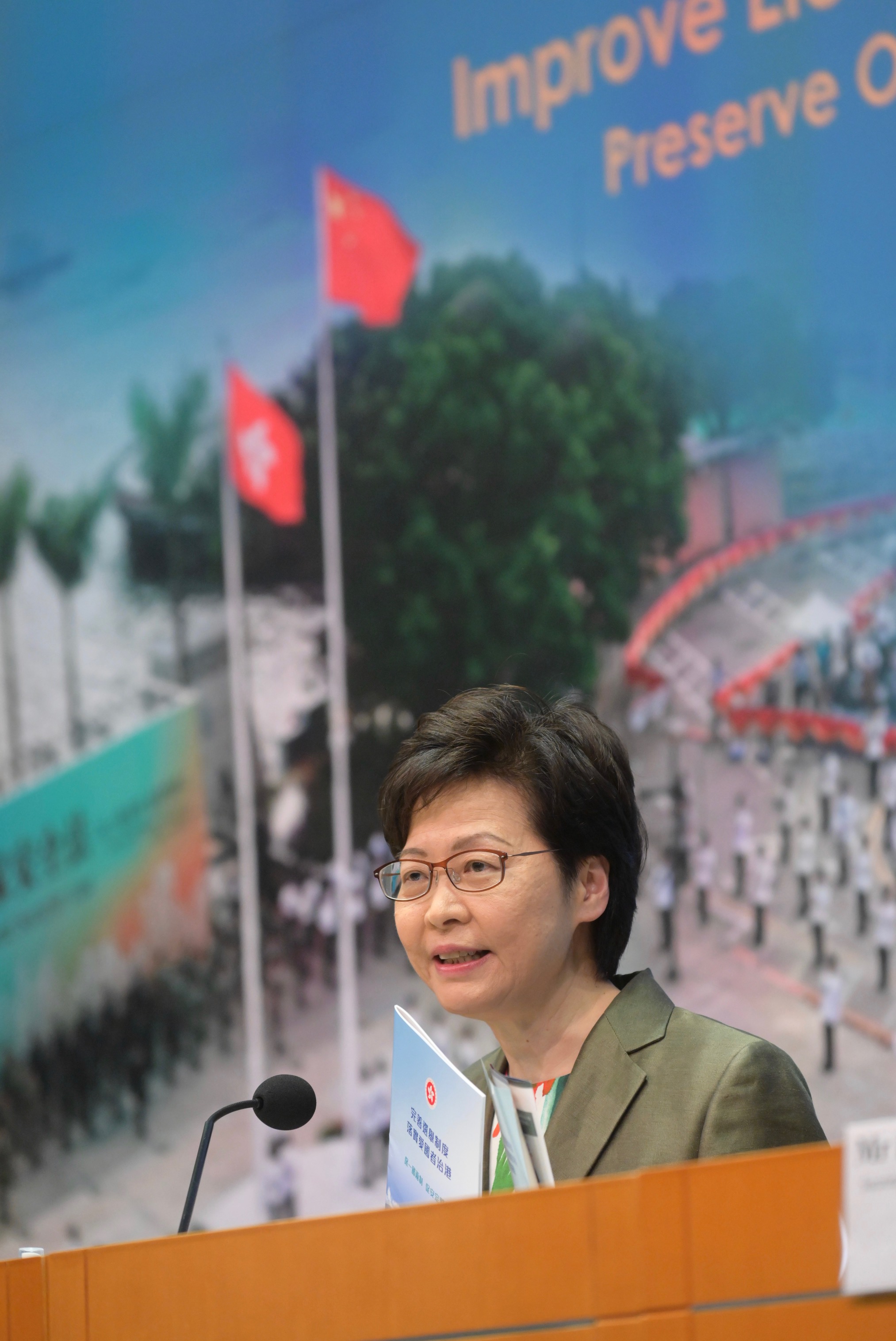 行政長官林鄭月娥今日（四月十三日）下午在添馬政府總部就完善香港特別行政區選舉制度舉行記者會。