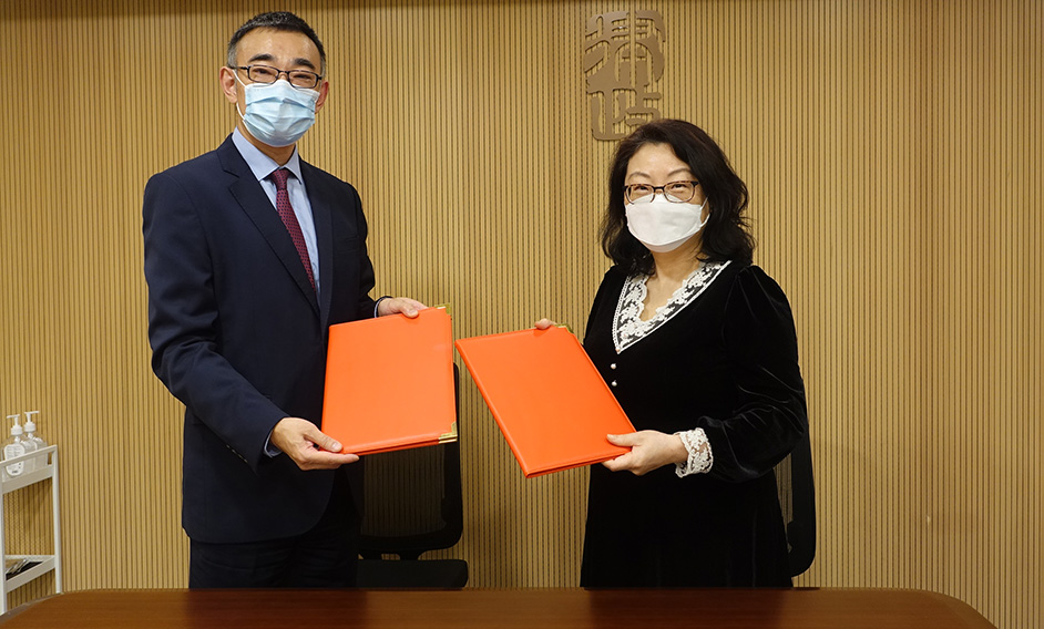 The Secretary for Justice, Ms Teresa Cheng, SC, signed a supplemental memorandum of understanding (MoU) with the Chairman of eBRAM International Online Dispute Resolution Centre, Dr Thomas So, today (May 4) for supporting the development, enhancement and initial operation of the online dispute resolution and deal-making platform to facilitate the development of LawTech in Hong Kong, consolidate Hong Kong's position as an international legal and dispute resolution services centre, and raise Hong Kong's favourable position and status in the provision of professional legal services. Photo shows Ms Cheng (right) and Dr So (left) after signing the supplemental MoU. 