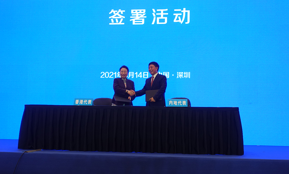The Secretary for Justice, Ms Teresa Cheng, SC (left), and Vice-president of the Supreme People's Court Mr Yang Wanming (right) signed the record of meeting concerning mutual recognition of and assistance to insolvency proceedings between the courts of the Mainland and the Hong Kong Special Administrative Region in Shenzhen today (May 14).