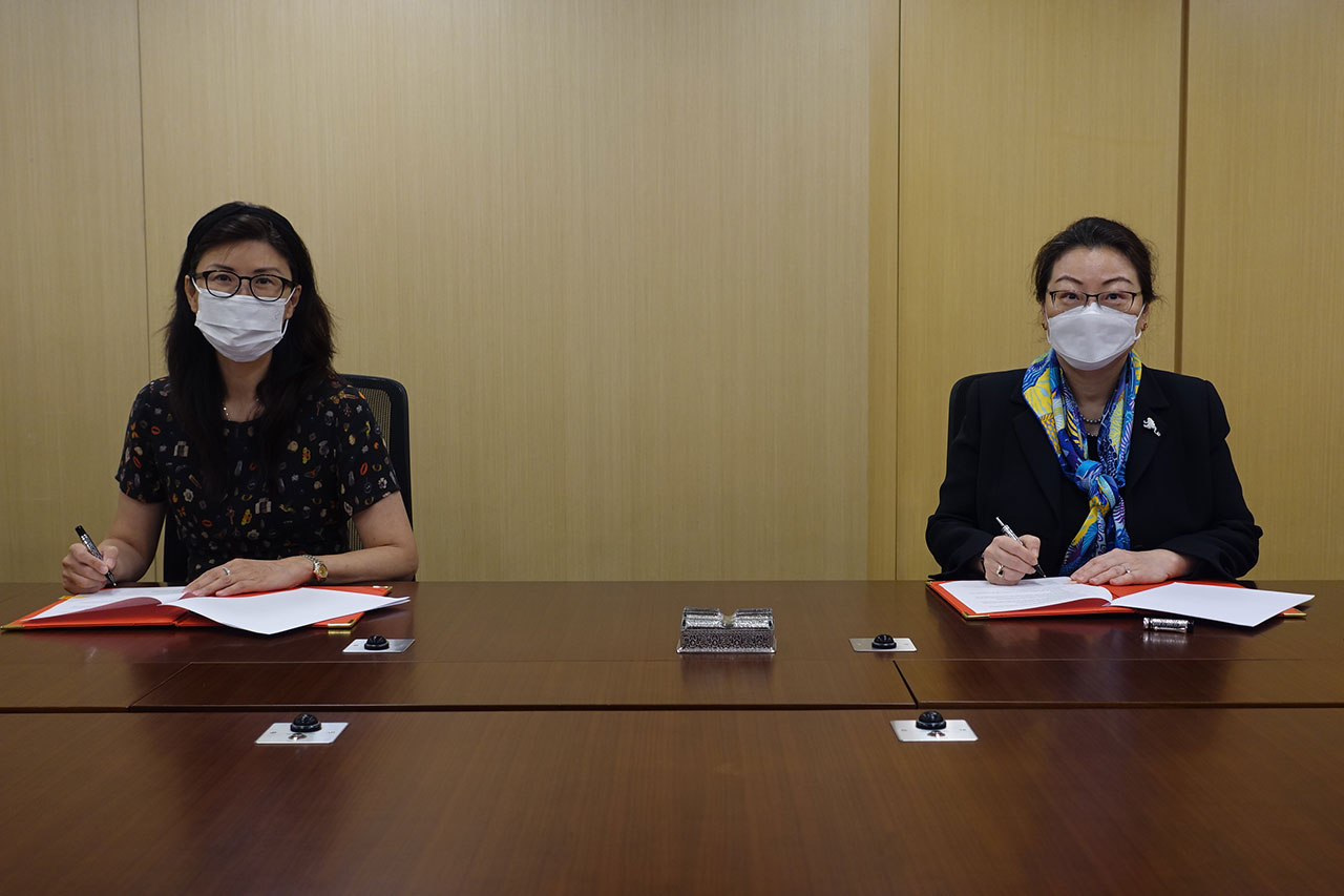 律政司司長鄭若驊資深大律師（右）今日（六月二十五日）與香港律師會會長彭韻僖（左）就管理法律人才招聘計劃（實習律師）簽署諒解備忘錄。