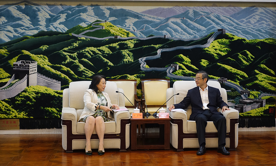 律政司司长郑若骅资深大律师（左）今日（七月二十八日）下午在北京与最高人民法院院长周强（右）会面。