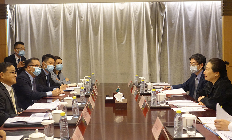 律政司司长郑若骅资深大律师（右一）今日（七月二十九日）下午在北京外交部出席年度交流，讲解香港最新的情况。左一是条约法律司司长贾桂德。