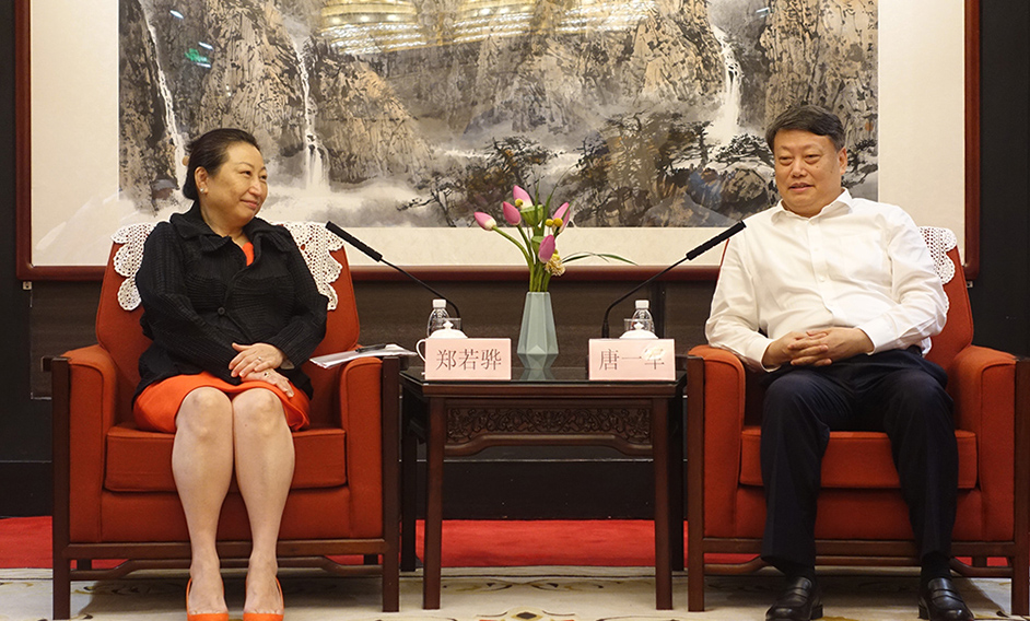 律政司司长郑若骅资深大律师（左）今日（七月二十九日）下午在北京与司法部部长唐一军（右）会面。