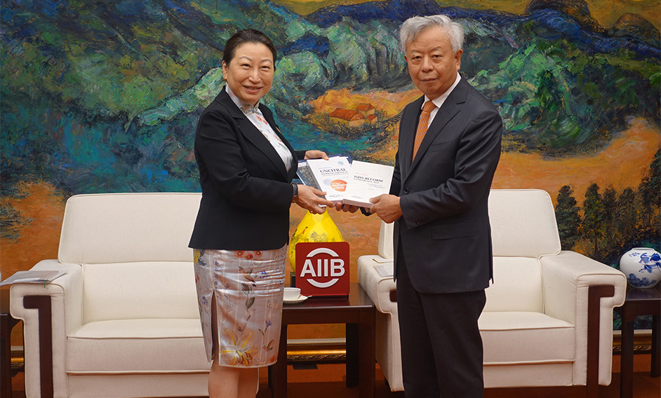 The Secretary for Justice, Ms Teresa Cheng, SC (left), met with the President of the Asian Infrastructure Investment Bank (AIIB), Mr Jin Liqun (right), in Beijing this morning (July 30) and talked about the agreement signed between the Department of Justice (DoJ) and the AIIB for the secondment of a DoJ legal officer to the AIIB's legal department.