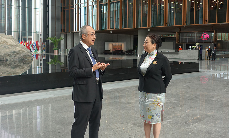 The Secretary for Justice, Ms Teresa Cheng, SC, visited the Asian Infrastructure Investment Bank (AIIB) in Beijing this morning (July 30). Photo shows Ms Cheng (right) being briefed by the Director General of the AIIB's Human Resources Department, Mr Tse Man-shing (left), on the AIIB.