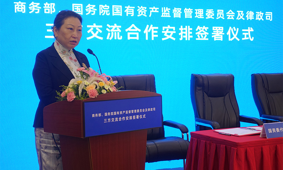 The Secretary for Justice, Ms Teresa Cheng, SC, attended the signing ceremony for the memorandum of co-operation under the tripartite communication platform jointly held by the Department of Treaty and Law of the Ministry of Commerce, the Bureau of Policies, Laws and Regulations of the State-owned Assets Supervision and Administration Commission of the State Council and the Department of Justice today (July 30) in Beijing. The platform serves as a communication channel between Mainland enterprises and the Hong Kong legal profession, optimises the business and investment environments of both places and facilitates the export of Hong Kong's legal services.