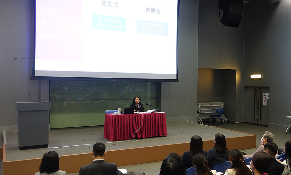 律政司司长郑若骅资深大律师今日（十月二十一日）出席「巩固法治」教师培训课程，向教师讲解正确的法治观念和香港的法律制度。