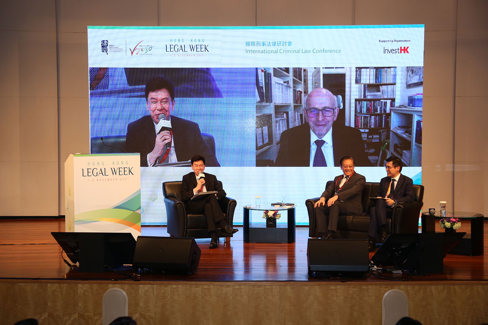 At the International Criminal Law Conference under Hong Kong Legal Week 2021 held today (November 2), four topics had been chosen for discussion. Photo shows former President of the Law Society of Hong Kong Mr Stephen Hung (first left), Mr Joseph Tse, SC (second right), and Deputy Director of Public Prosecution (Acting) Mr Anthony Chau (first right) exchanging views via video conference with Mr Jonathan Caplan, QC (third right) on crowdfunding or crime-funding? at the fourth discussion panel.