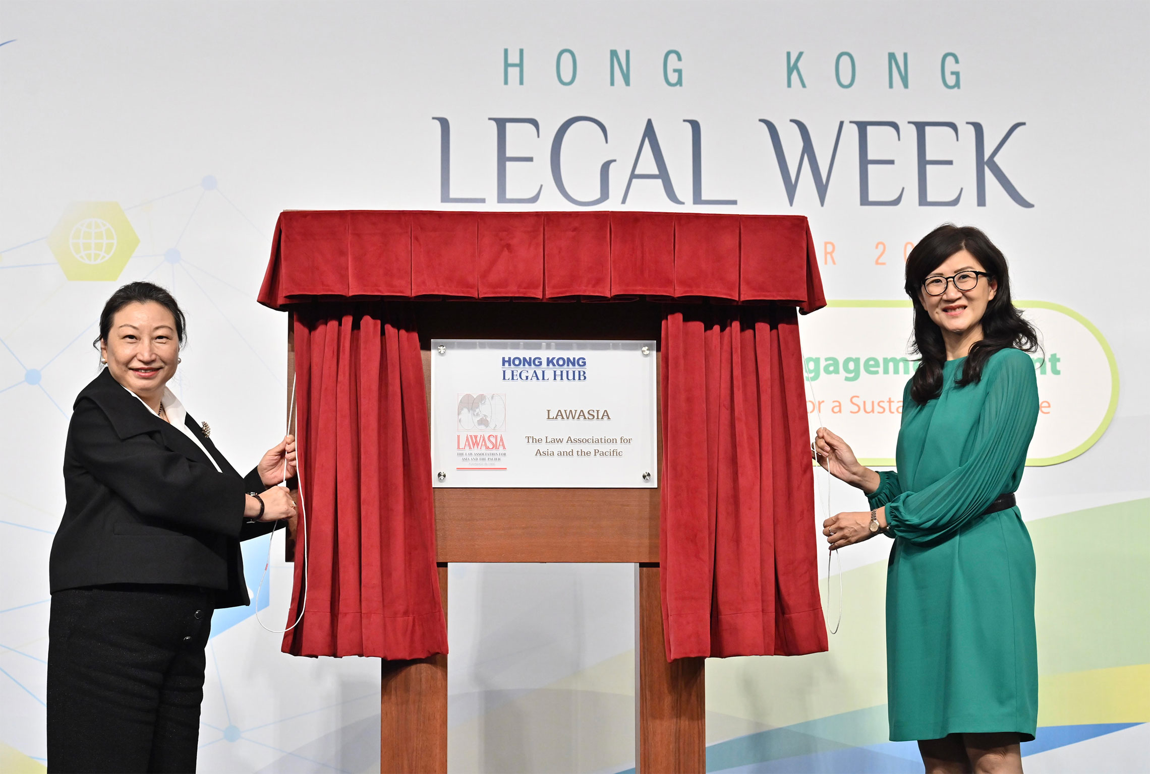 律政司司長鄭若驊資深大律師十一月五日出席香港法律周2021的活動之一「法治焦點活動：邁向可持續發展未來的變革之旅」。圖示鄭若驊（左）與LAWASIA候任會長彭韻僖（右）主持LAWASIA共享辦公桌開幕儀式。
