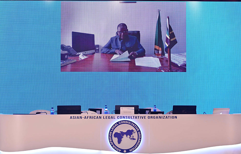 第59届亚洲—非洲法律协商组织（亚非法协）年会今日（十一月二十九日）顺利展开。图示坦桑尼亚联合共和国宪法与法律事务部长帕拉马甘巴．卡布迪教授（代表第58届亚非法协年会主席）在年会开幕式透过视频致开幕辞。