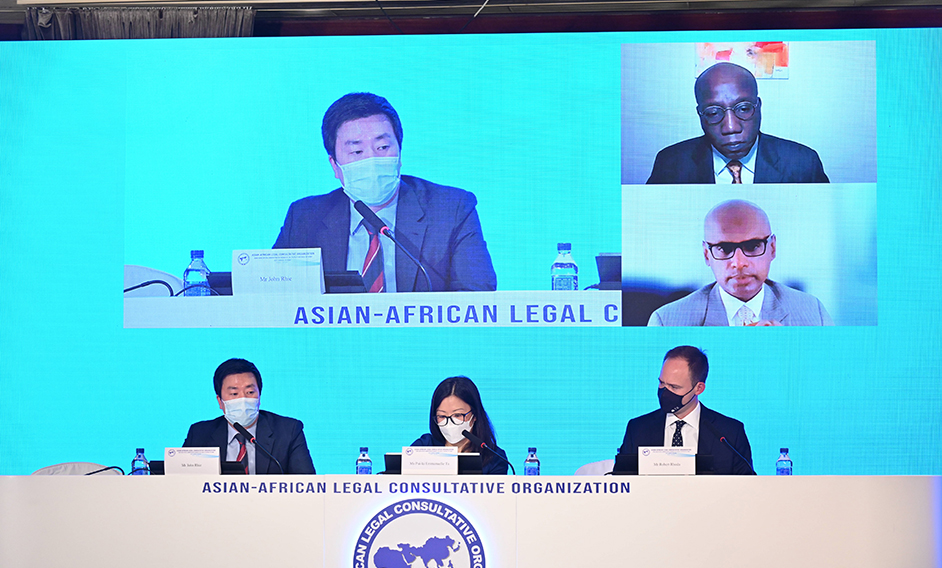 Before the commencement of the second day of the 59th Annual Session of the Asian-African Legal Consultative Organization, a side event entitled "Dispute Settlement - Online Dispute Resolution" was held in the afternoon today (November 30). Photo shows guest speakers from the legal and dispute resolution sectors having an in-depth discussion on issues related to the recourse and opportunities arising from online dispute resolution at the roundtable discussion.