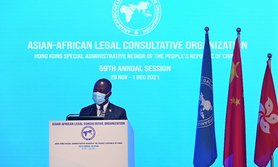 Before the commencement of the second day of the 59th Annual Session of the Asian-African Legal Consultative Organization (AALCO), a side event entitled "Dispute Settlement - Online Dispute Resolution" was held in the afternoon today (November 30). Photo shows the Secretary-General of AALCO, Professor Kennedy Gastorn, delivering closing remarks at the side event.