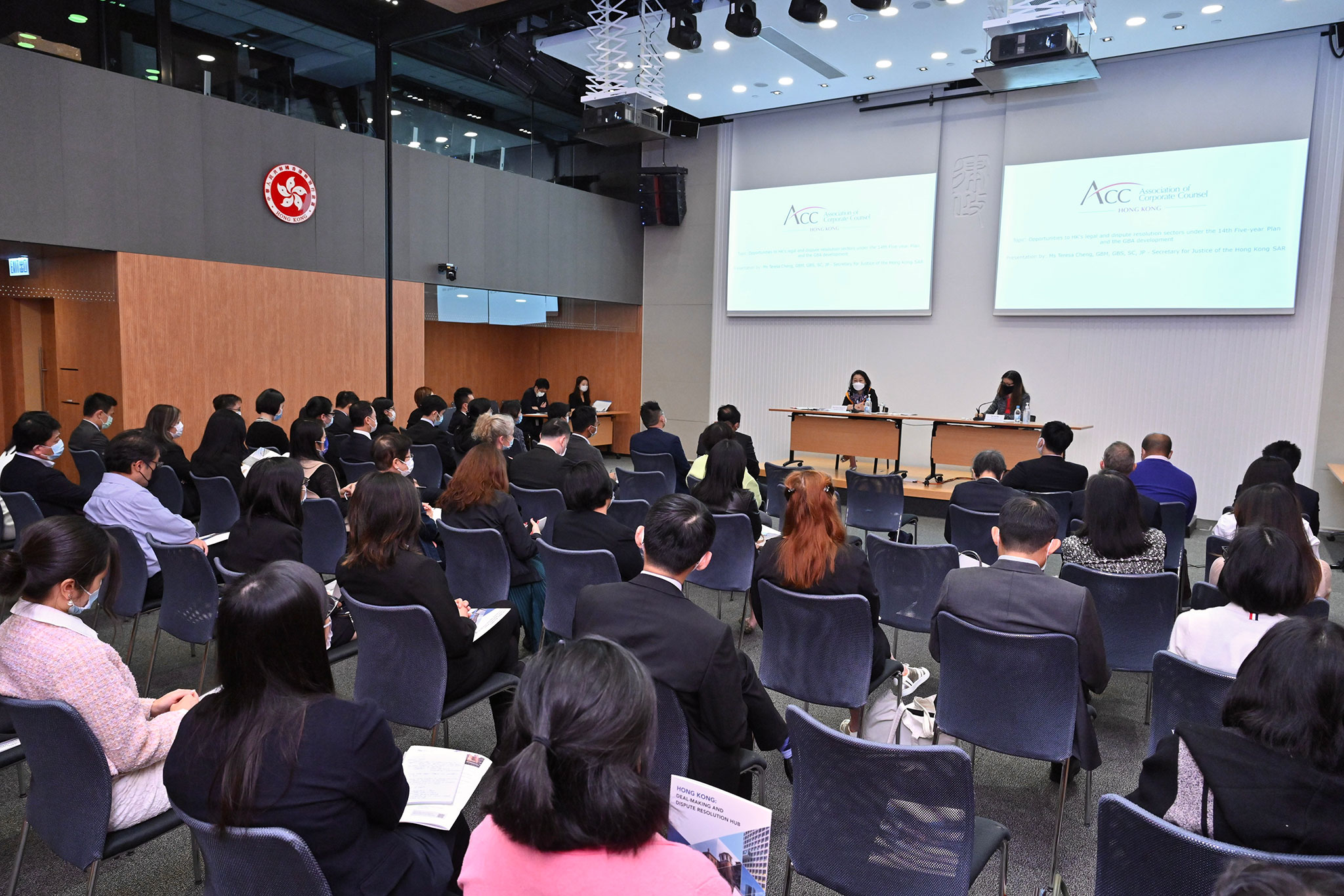 The Secretary for Justice, Ms Teresa Cheng, SC, gave a presentation on the opportunities for Hong Kong's legal and dispute resolution sectors under the national development today (December 15) at a seminar organised by the Association of Corporate Counsel Hong Kong. Photo shows Ms Cheng speaking to the participants, who are corporate counsel from multinational corporations, statutory bodies, financial services and other professional sectors.