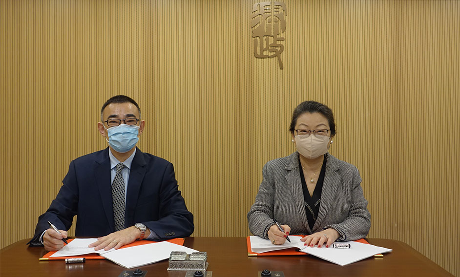 The Secretary for Justice, Ms Teresa Cheng, SC (right), and the Chairman of the eBRAM International Online Dispute Resolution Centre, Dr Thomas So (left), sign a memorandum of understanding to engage eBRAM as a service provider of the Hong Kong Legal Cloud services today (December 22).