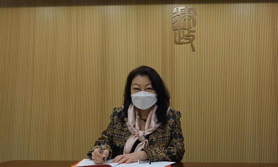 The second round of the Legal Talent Recruitment Scheme (Trainee Solicitors) (the Legal Talent Scheme 2022) will be open for application on April 11. Photo shows the Secretary for Justice, Ms Teresa Cheng, SC, signing a memorandum of understanding with the Law Society of Hong Kong on the administration of the Legal Talent Scheme 2022 today (March 28).