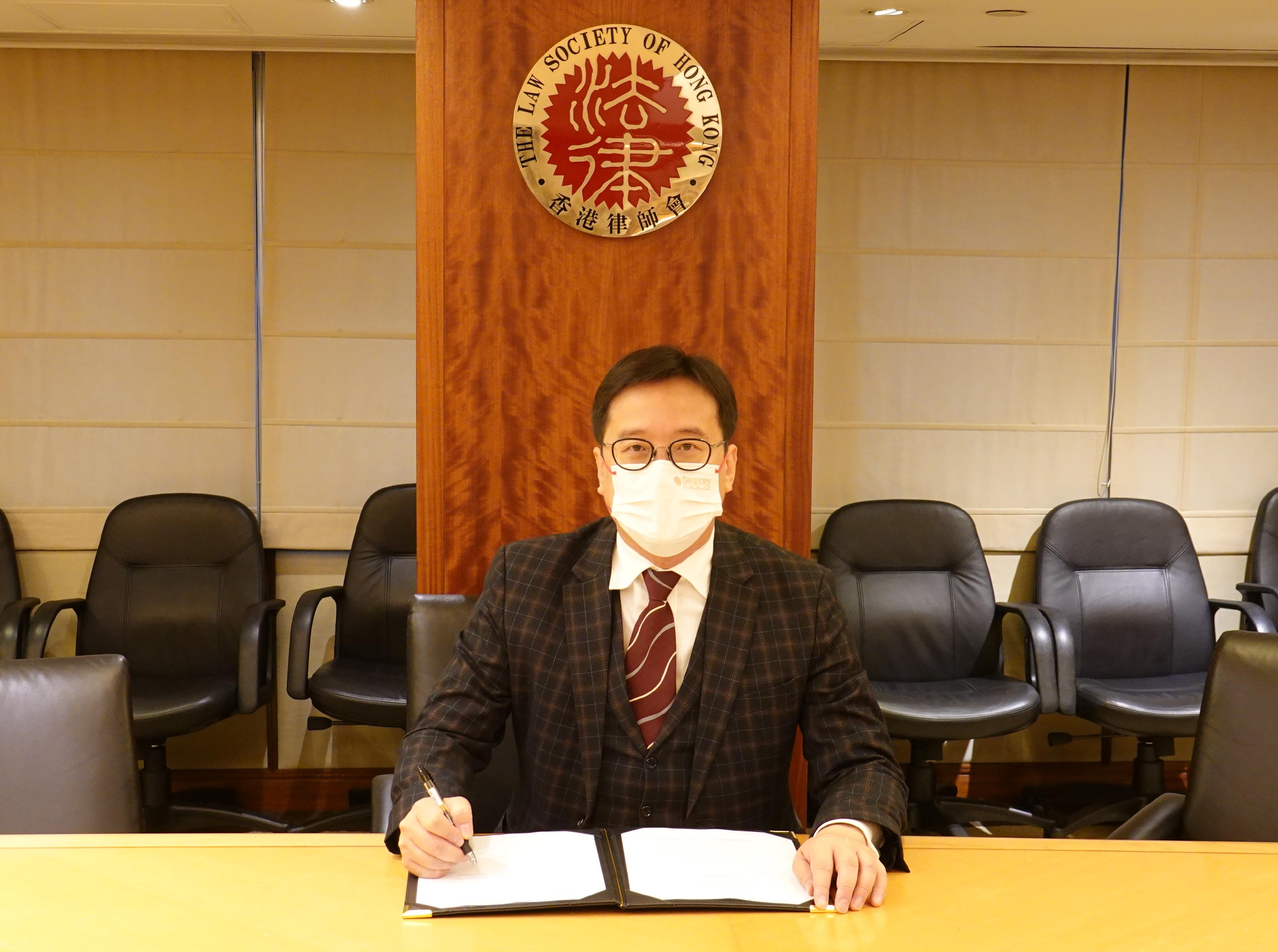 The second round of the Legal Talent Recruitment Scheme (Trainee Solicitors) (the Legal Talent Scheme 2022) will be open for application on April 11. Photo shows the President of the Law Society of Hong Kong, Mr C M Chan, signing a memorandum of understanding with the Department of Justice on the administration of the Legal Talent Scheme 2022 today (March 28).