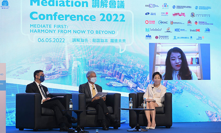 The Mediation Conference 2022 co-organised by the Department of Justice and the Hong Kong Trade Development Council was successfully held today (May 6). Photo shows Panel 1 speakers discussing the impact of the new Mainland Judgments in Matrimonial and Family Cases (Reciprocal Recognition and Enforcement) Ordinance on mediation.