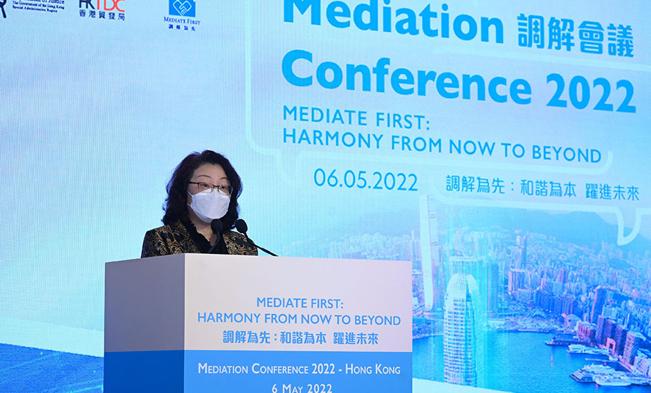 The Secretary for Justice, Ms Teresa Cheng, SC, delivers opening remarks at the Mediation Conference 2022 under Mediation Week 2022 today (May 6).
