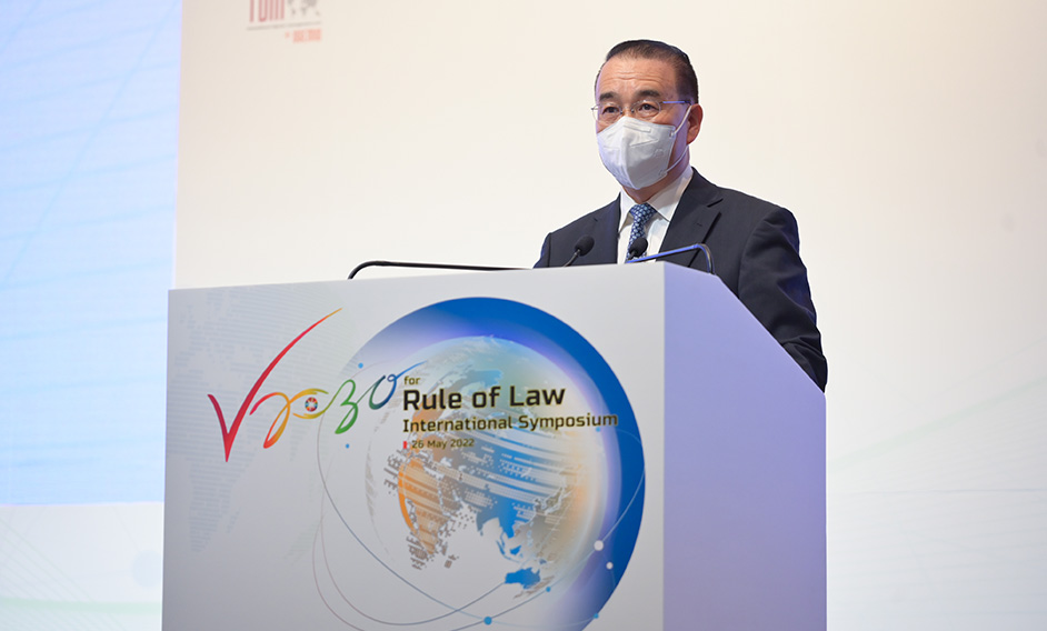 The Vision 2030 for Rule of Law International Symposium, co-organised by the Department of Justice, the Asian Peace and Reconciliation Council and the Asian Academy of International Law, was held today (May 26) in a hybrid format. Photo shows the Commissioner of the Ministry of Foreign Affairs in the Hong Kong Special Administrative Region, Mr Liu Guangyuan, delivering an opening speech at the forum.