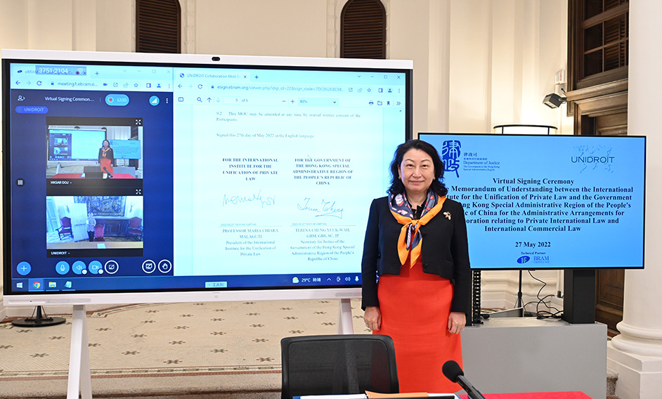 The Secretary for Justice, Ms Teresa Cheng, SC and the President of the International Institute for the Unification of Private Law, Professor Maria Chiara Malaguti, signed a memorandum of understanding for the administrative arrangements for collaboration relating to private international law and international commercial law at a virtual signing ceremony today (May 27).