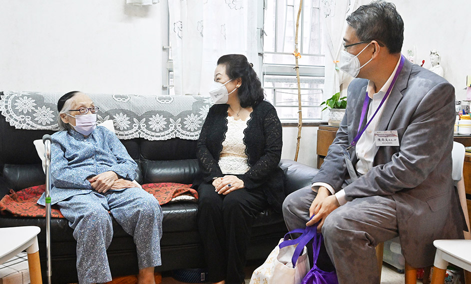 The Secretary for Justice, Ms Teresa Cheng, SC, visited Eastern District to distribute gift packs in celebration of the 25th anniversary of the establishment of the Hong Kong Special Administrative Region today (June 14). Photo shows Ms Cheng (centre) visiting an elderly person living alone at Oi Tung Estate in Shau Kei Wan to learn about her daily life. Also present is the District Officer (Eastern), Mr Simon Chan (right).