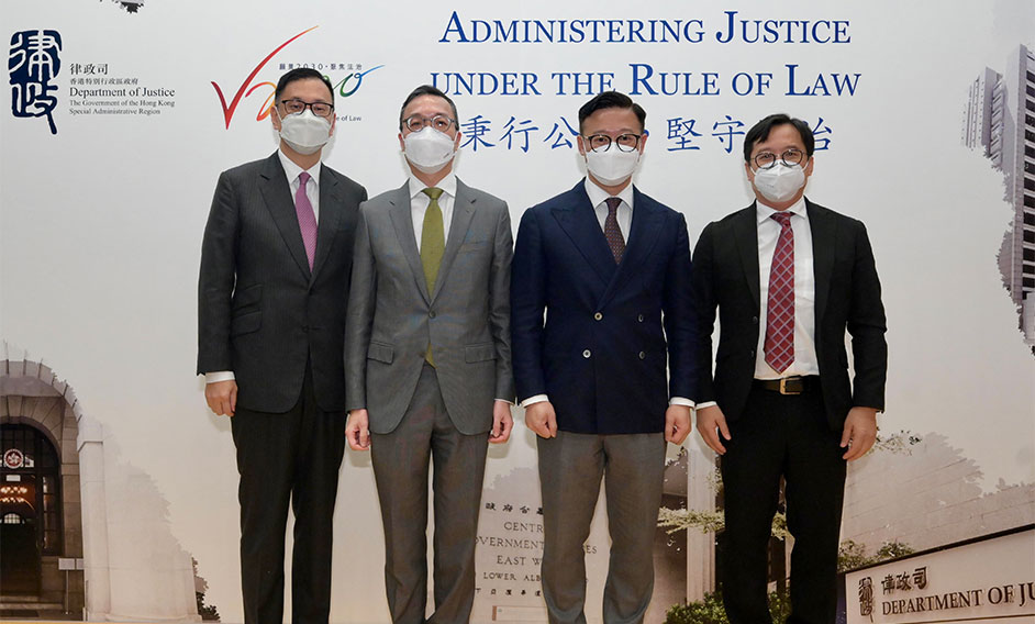 律政司司長林定國資深大律師（左二）和律政司副司長張國鈞（右二）今日（八月三日）與香港大律師公會主席杜淦堃資深大律師（左一）和香港律師會會長陳澤銘（右一）在2022年檢控週開幕禮合照。