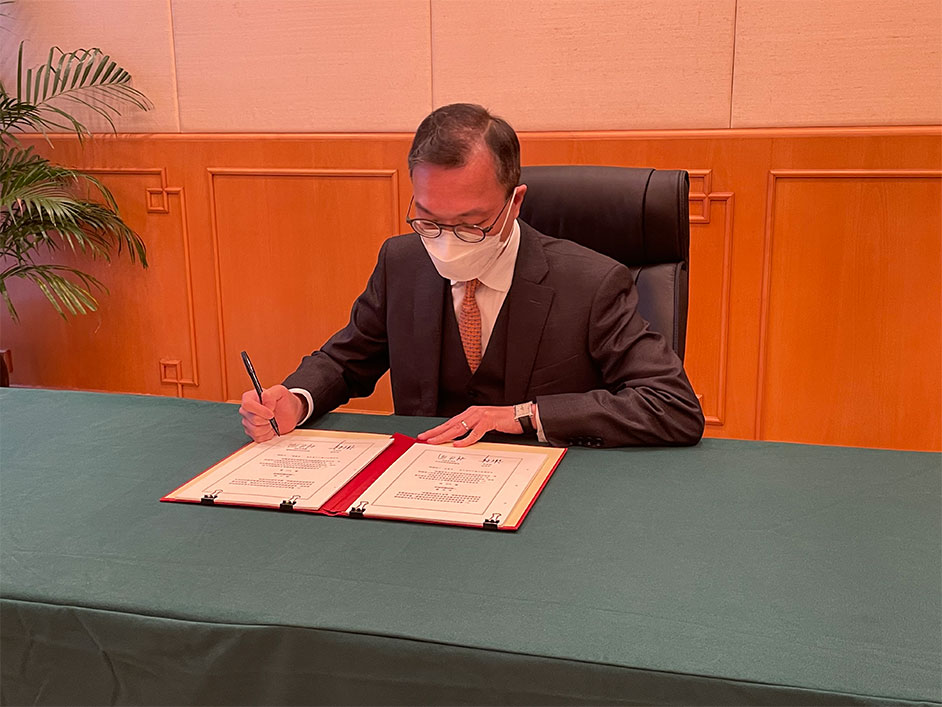 中央人民政府外交部与香港特区签署《关於在香港特别行政区设立国际调解院筹备办公室的安排》