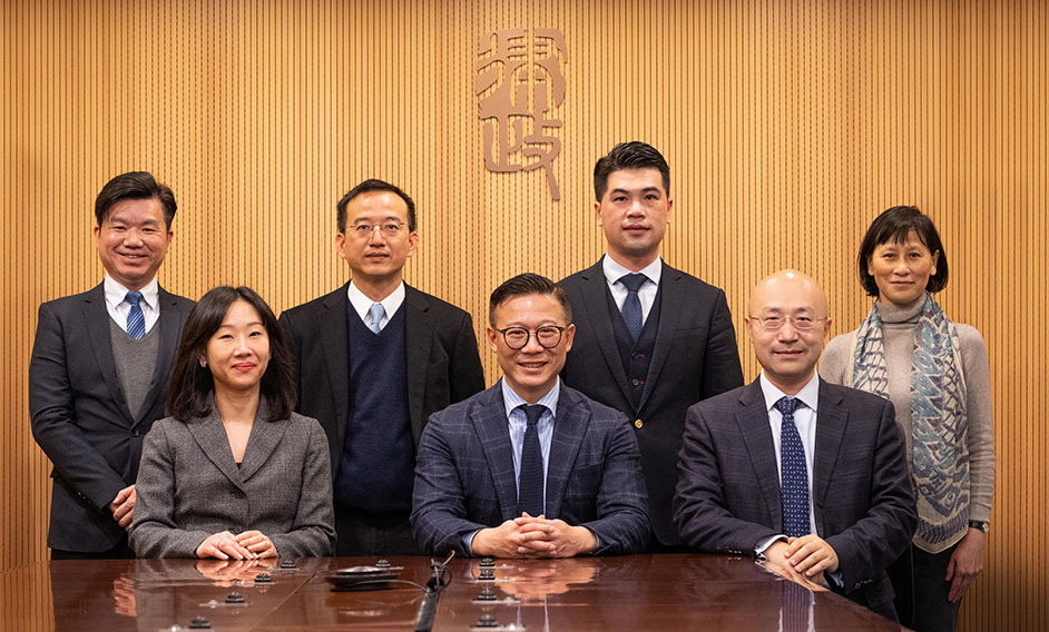 Chaired by the Deputy Secretary for Justice, Mr Cheung Kwok-kwan (front row, centre), the Department of Justice's Guangdong-Hong Kong-Macao Greater Bay Area Task Force held its first meeting today (January 18). Photo shows Mr Cheung and Task Force members Ms Eva Sit, SC (front row, left), Professor Xi Chao (front row, right), (back row, from left) Mr Wong Pit-man, Mr Andy Chan, Mr Li Mingrui and Ms Daphne Lo at the meeting. Task Force members Professor Zhang Xianchu and Professor Zhu Guobin, who joined the meeting by conference call, are not in the photo.