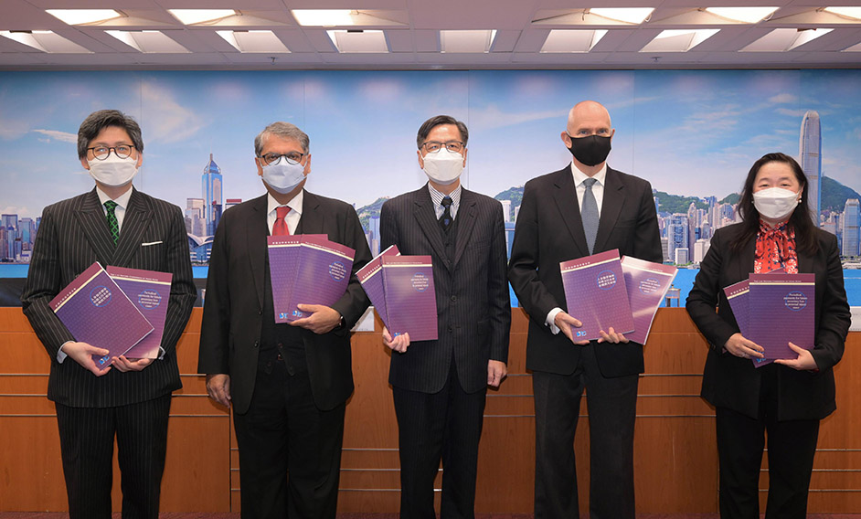 The Chairman of the Periodical Payments for Future Pecuniary Loss in Personal Injury Cases Sub-committee of the Law Reform Commission of Hong Kong (LRC), Mr Raymond Leung, SC (centre); members of the Sub-committee Mr Mohan Bharwaney, SC (second left) and Mr Mark Reeves (second right); the Secretary of the LRC, Mr Wesley Wong, SC (first left); and the Secretary to the Sub-committee, Ms Kitty Fung (first right), attend a press conference today (January 19) to release the report on Periodical Payments for Future Pecuniary Loss in Personal Injury Cases.
