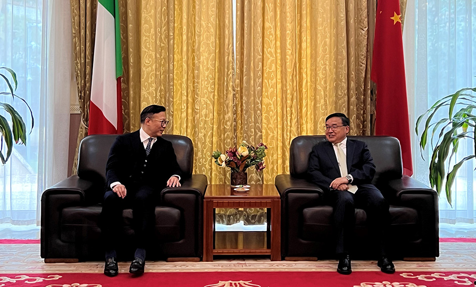 律政司副司长张国钧（左）在三月六日（罗马时间）於意大利罗马拜会中华人民共和国驻意大利共和国特命全权大使贾桂德（右）。