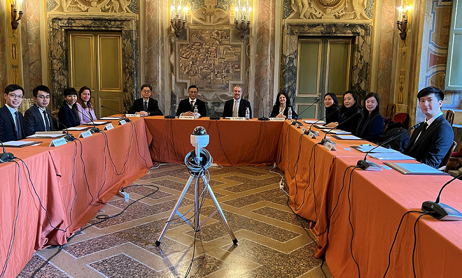 律政司副司長張國鈞（左六）在三月六日（羅馬時間）於意大利羅馬與國際統一私法協會秘書長Ignacio Tirado教授（右六）及管理層會面。圖示雙方在會議前合照。
